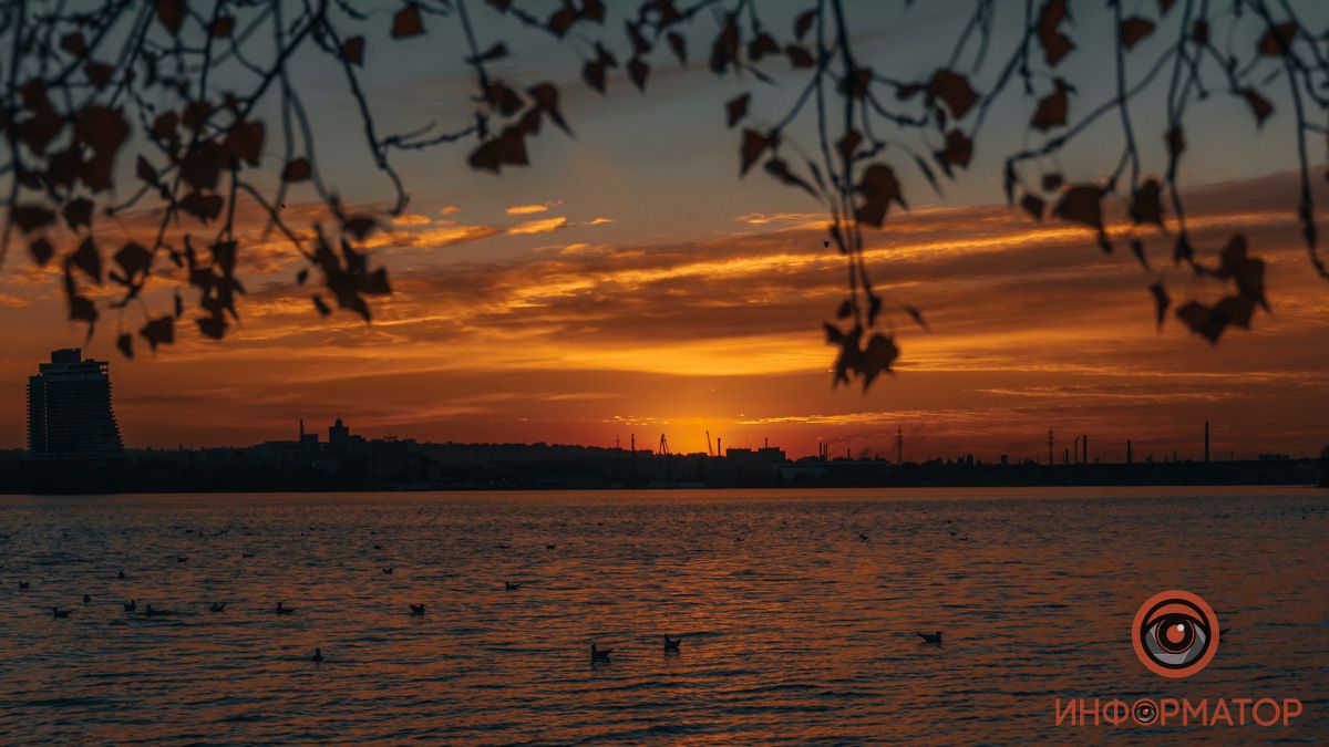 Днепр на закате: солнце разлило над городом множество осенних красок