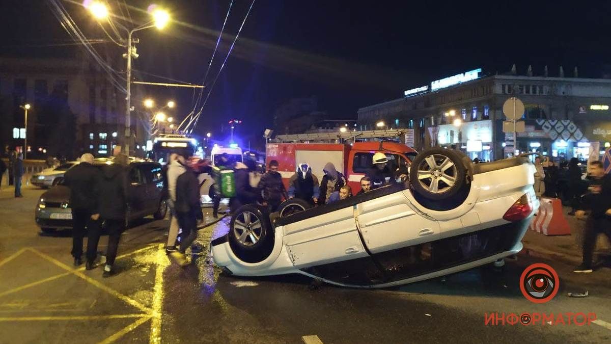 В центре Днепра перевернулся Subaru: видео момента