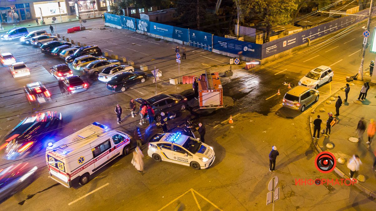 В центре Днепра случилось тройное ДТП: Subaru перевернулся