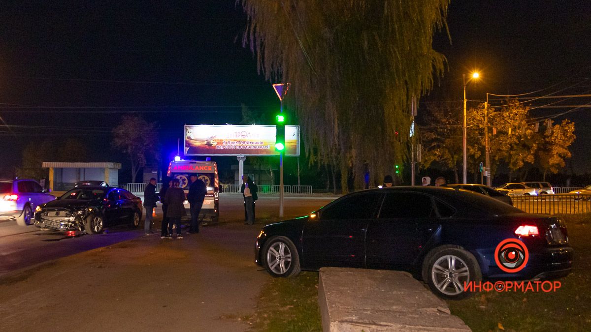 В Днепре на Набережной Заводской случилось тройное ДТП со скорой помощью
