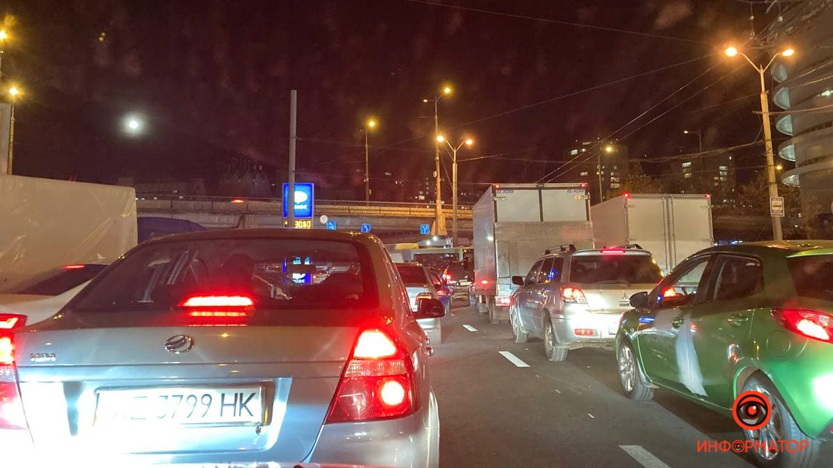 Центр Днепра застрял в пробках: куда не стоит ехать