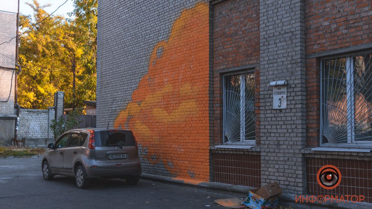 В Днепре на Телевизионной создают новый мурал на здании телецентра: почему его могут смыть
