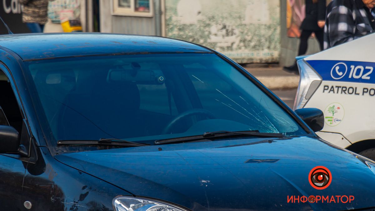 В Днепре на проспекте Свободы Mitsubishi сбил мужчину на пешеходном переходе: видео момента