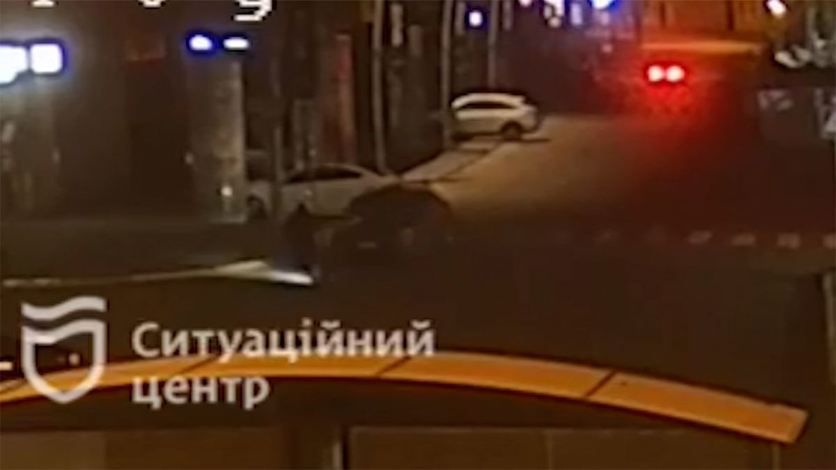 В центре Днепра мужчина на самокате врезался в автомобиль и убежал с места ДТП: видео момента