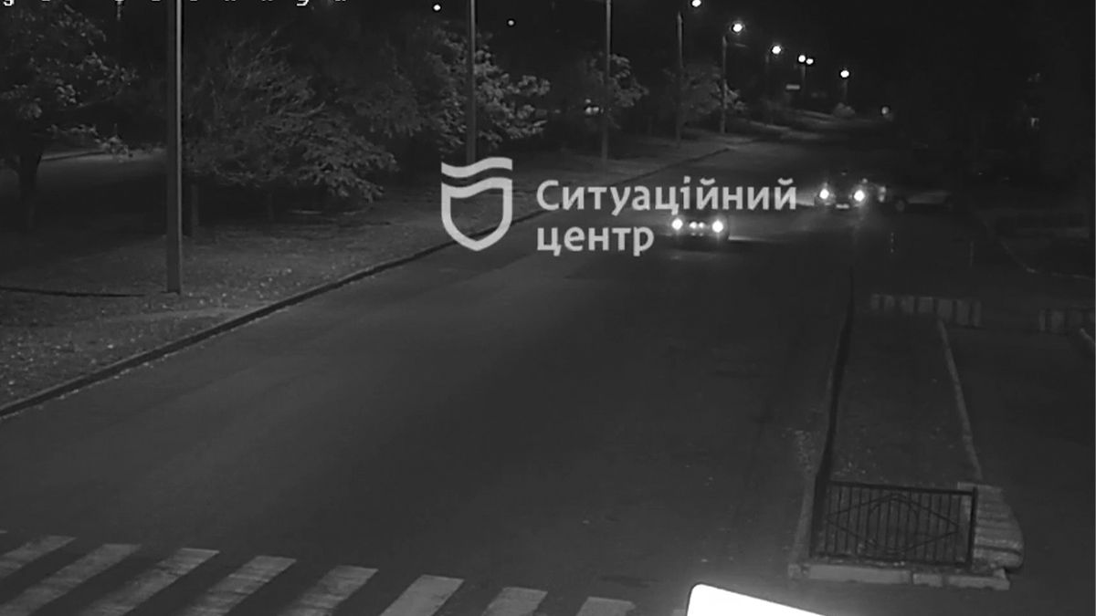 В Днепре на улице Осенней легковой автомобиль врезался в Nissan и уехал с места ДТП: видео момента