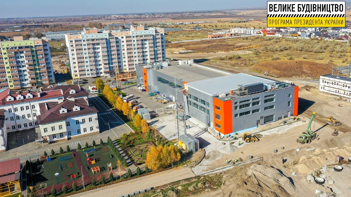 Для взрослых и детей: в Слобожанском завершают строительство бассейна