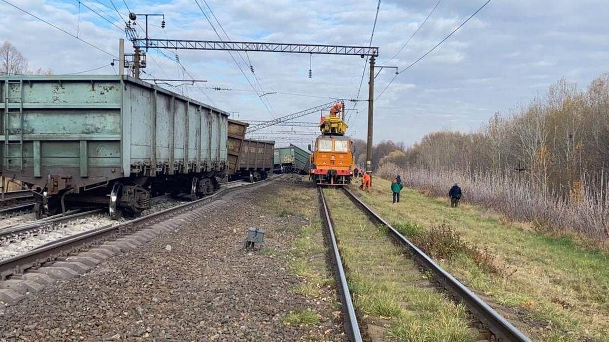 В Житомирской области с рельсов сошли грузовые вагоны: днепровские поезда задерживаются