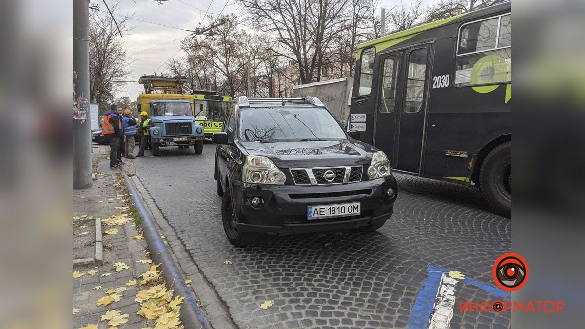 В Днепре на проспекте Яворницкого остановилось движение электротранспорта: причина