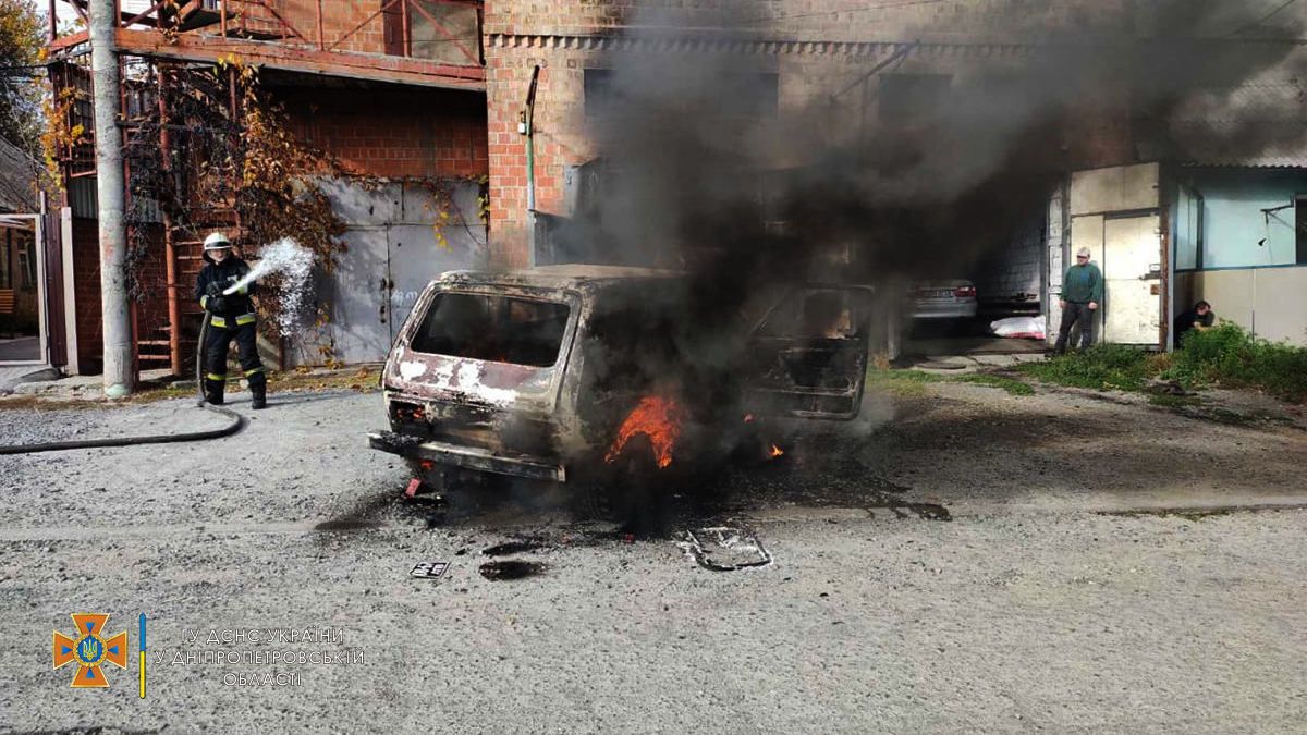 В Днепре на Владимирской сгорел ВАЗ: появились новые подробности