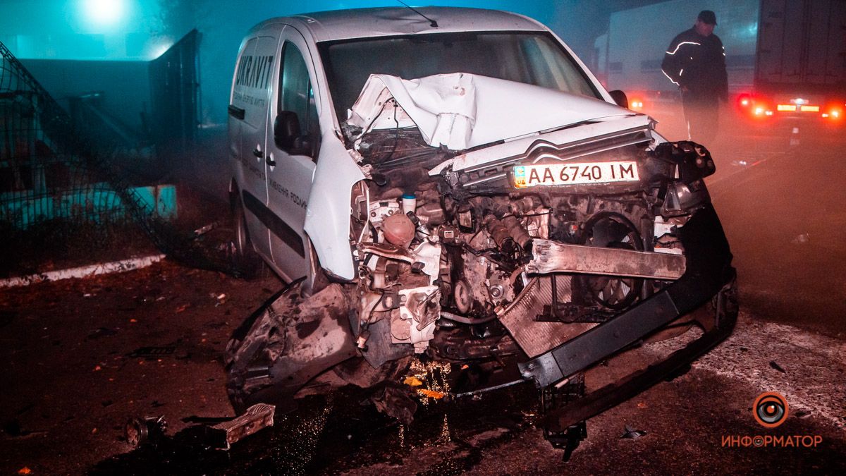 В Днепре на Сухомлинского мужчина на Citroen снес электроопору и "ушел под музычку"