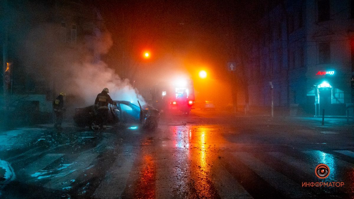 В Днепре на Старокозацкой Toyota влетела в дерево и загорелась: мужчину забрала скорая