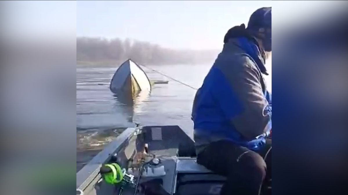 В Днепре столкнулись баржа и лодка: трое рыбаков оказались в воде
