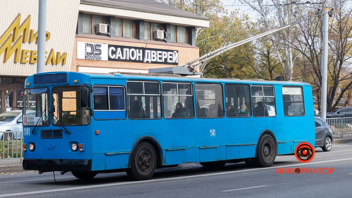 "Красная" зона в Днепре: как на ограничения в транспорте реагируют люди и придерживаются ли их на самом деле