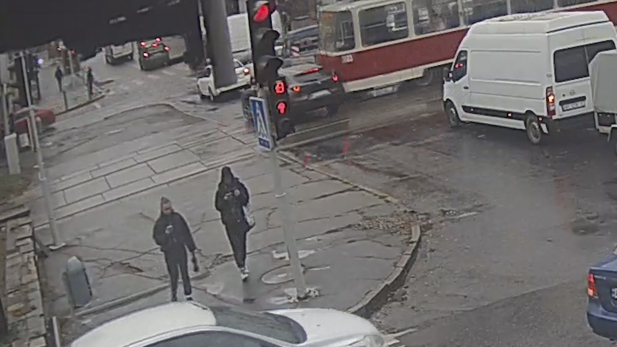 В Днепре на Яворницкого столкнулись Mazda и трамвай №1: видео момента