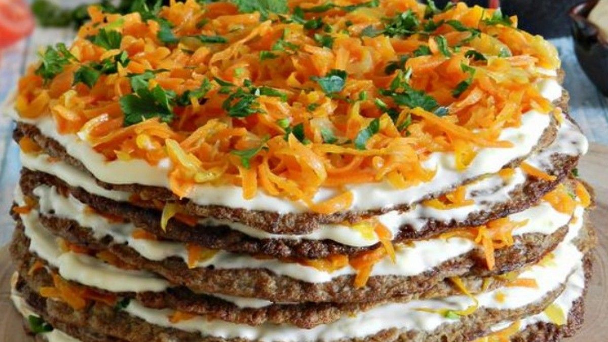 Простые и вкусные рецепты: как приготовить самый нежный печеночный торт с чесночно-майонезным соусом