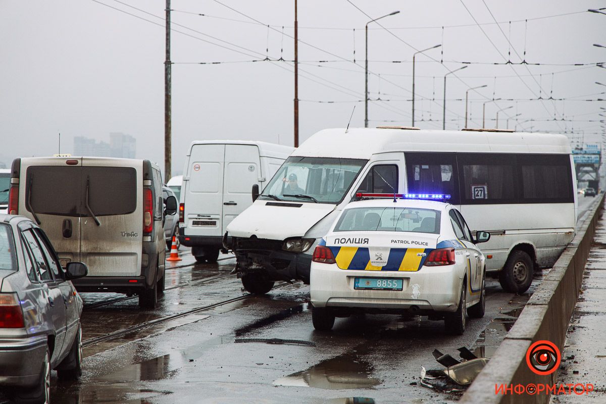 В Днепре на Амурском мосту маршрутка влетела в отбойник: фото, видео с места