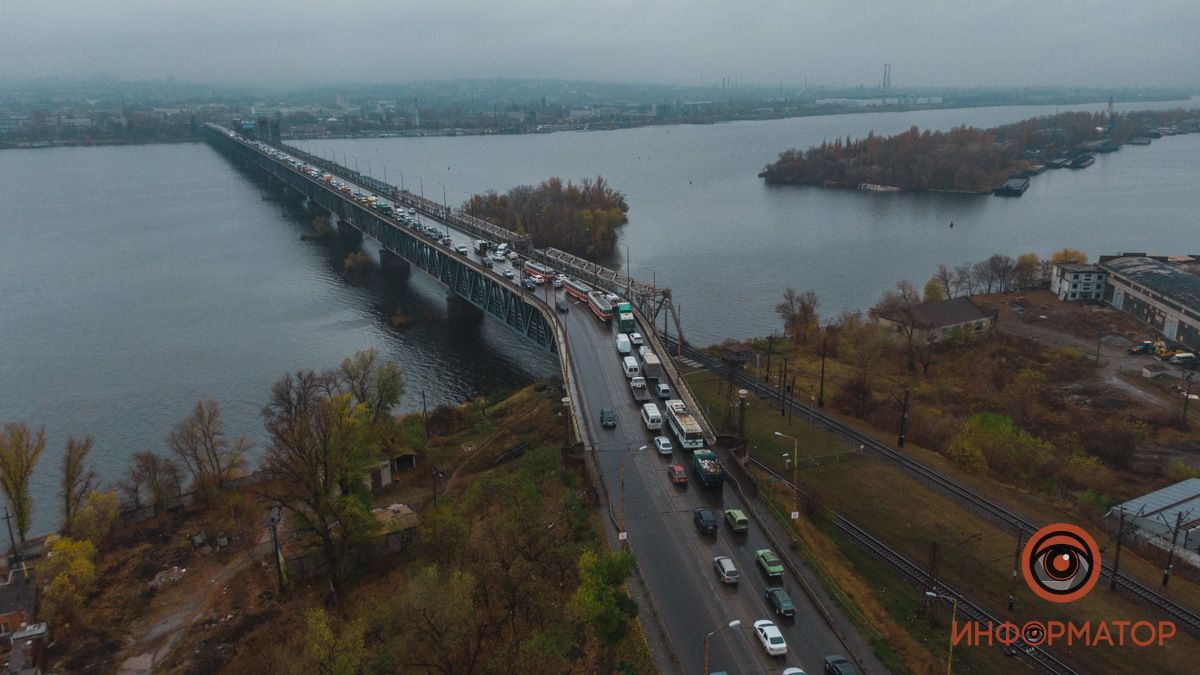 Видео момента ДТП: в Днепре на Амурском мосту маршрутка дважды влетела в отбойник и перекрыла движение
