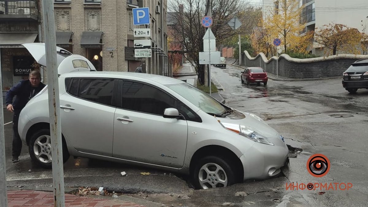 В Днепре на Баррикадной возле БЦ "Ступени" под Nissan провалился асфальт
