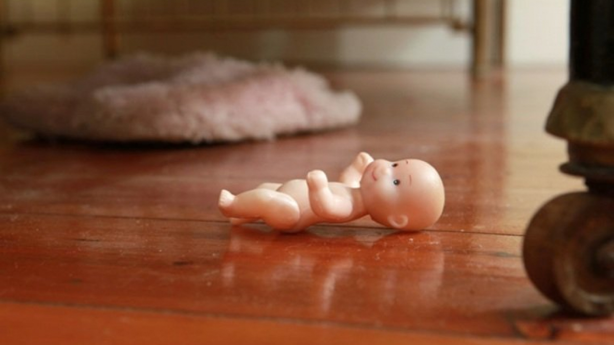 В Днепропетровской области женщина случайно убила 4-месячного ребенка, когда забрасывала его в разбитое окно: новое решение суда