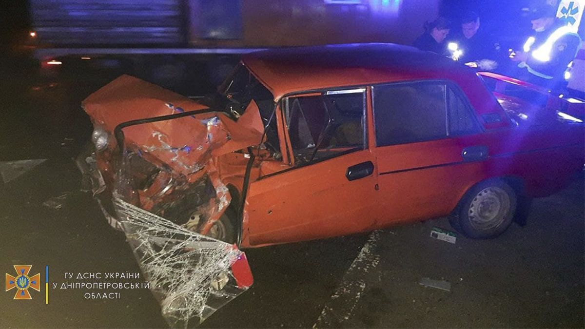 В Днепропетровской области на трассе столкнулись ВАЗ и грузовик: пострадавших мужчину и женщину вырезали спасатели