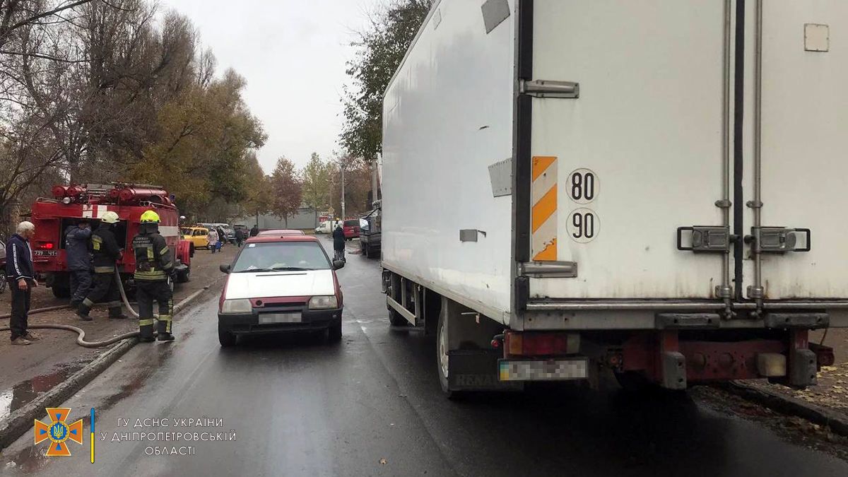 В Днепре на Байкальской загорелся грузовик