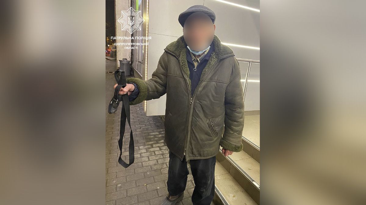 В центре Днепра мужчина ограбил 71-летнего пенсионера