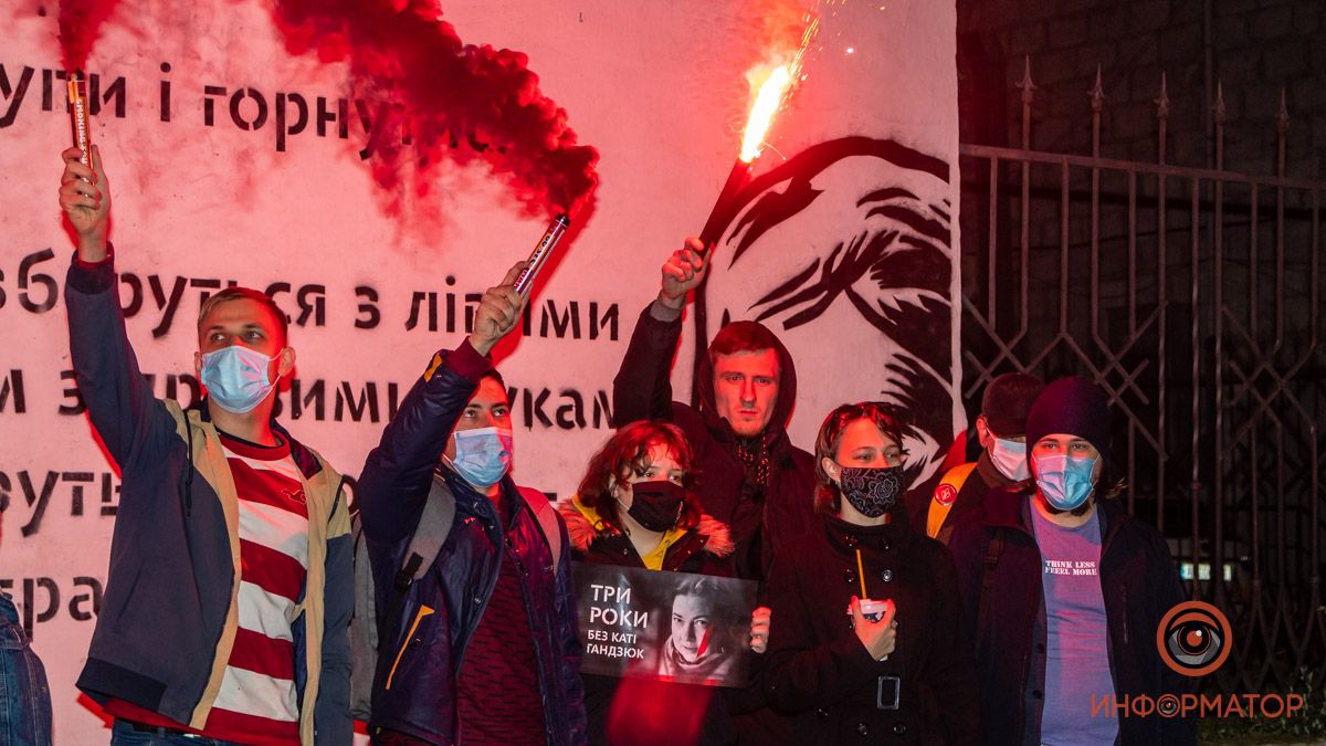 Фаеры и лампадки: в Днепре почтили память активистки Екатерины Гандзюк