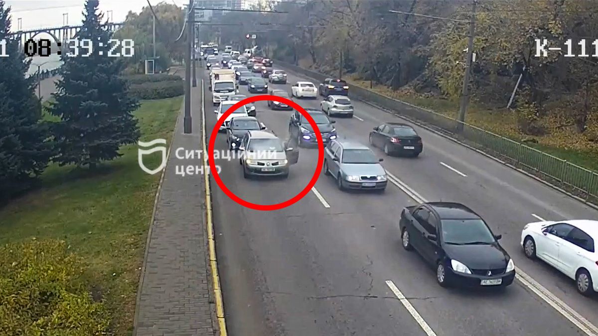 В Днепре на Сичеславской Набережной задымился Renault: видео момента