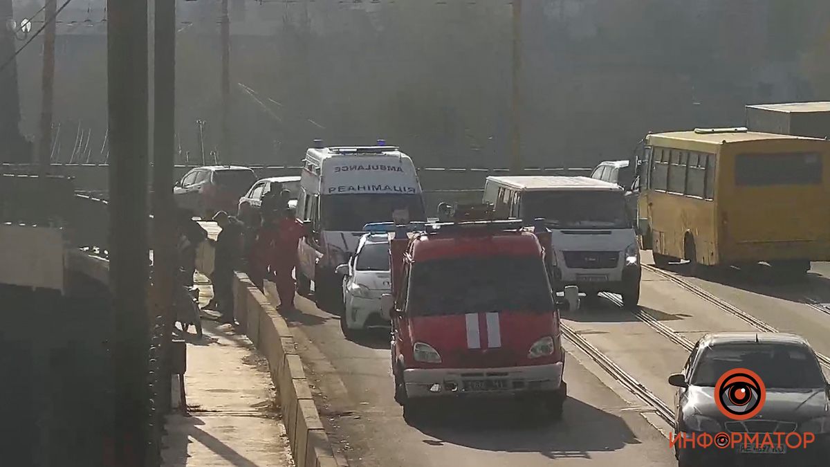 В Днепре женщина пыталась спрыгнуть с Амурского моста: видео момента