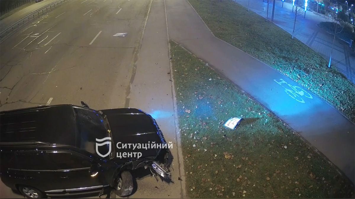 В Днепре возле сквера "Прибрежный" Toyota врезалась в знак: видео момента