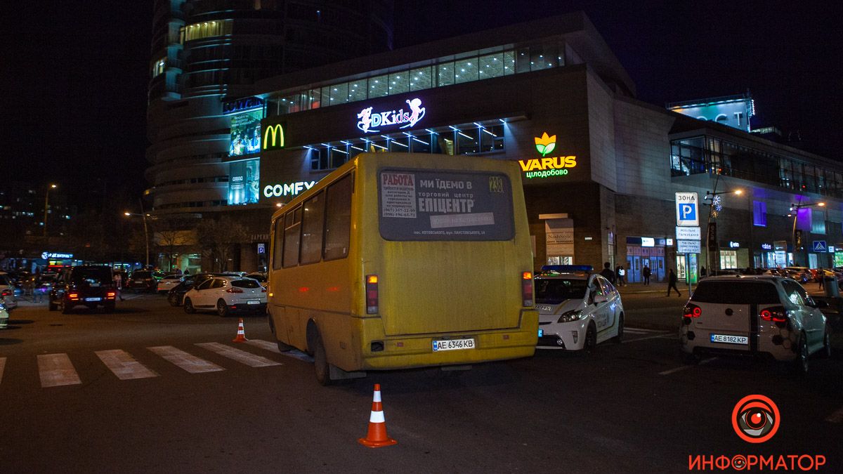В Днепре возле «Мост-сити» на пешеходном переходе автобус сбил семью с ребенком: видео момента