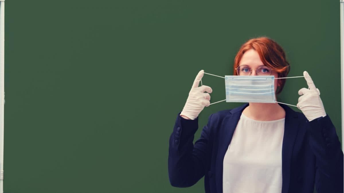 В Украине будут отстранять от работы невакцинированных: что нужно знать