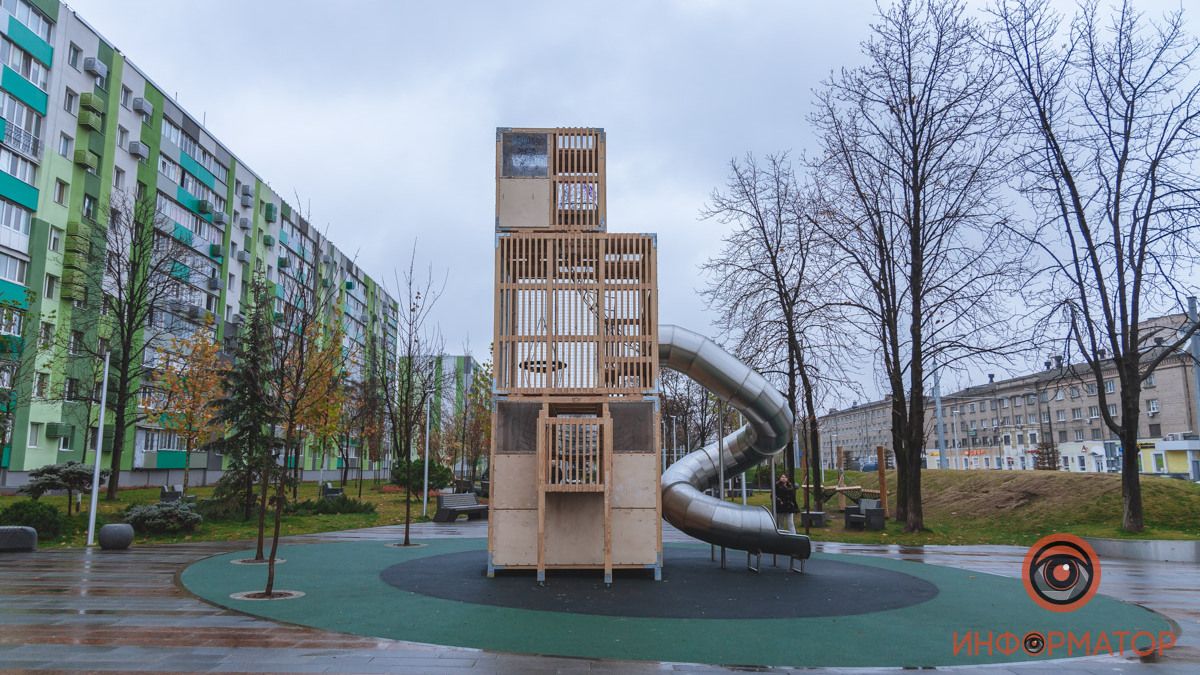 В Днепре в новом сквере на Слобожанском изуродовали детскую горку