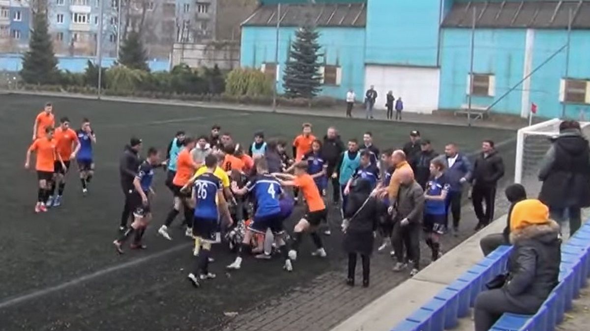 В Днепре футбольный матч остановили из-за массовой драки