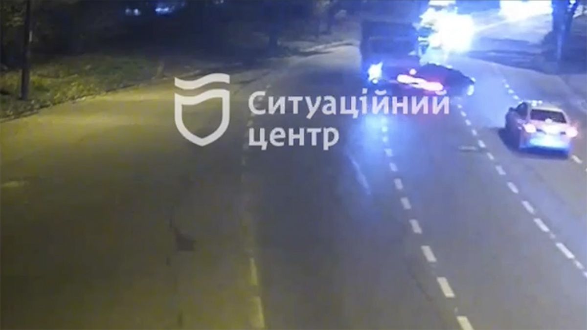 В Днепре на Мануйловском проспекте грузовик снес Ford: видео момента