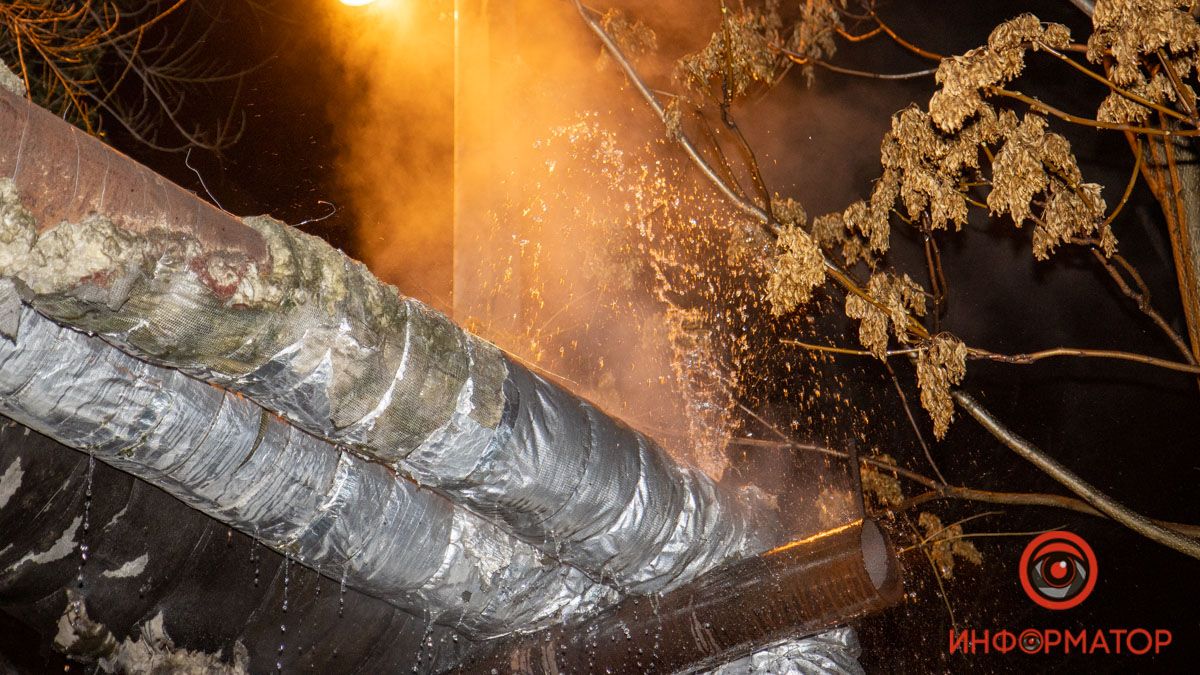 В Днепре на проспекте Поля прорвало теплотрассу: горячая вода била фонтаном и заливала улицу