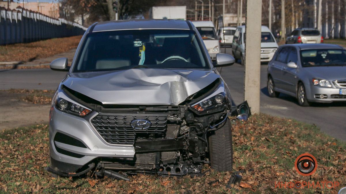 В Днепре на Макарова Hyundai сбил светофор