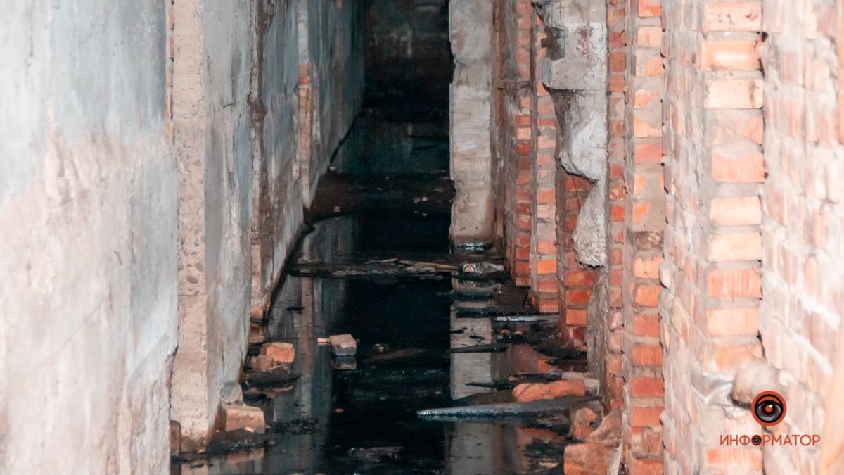 В Днепре на Кильченской подвал дома почти две недели заливают нечистоты