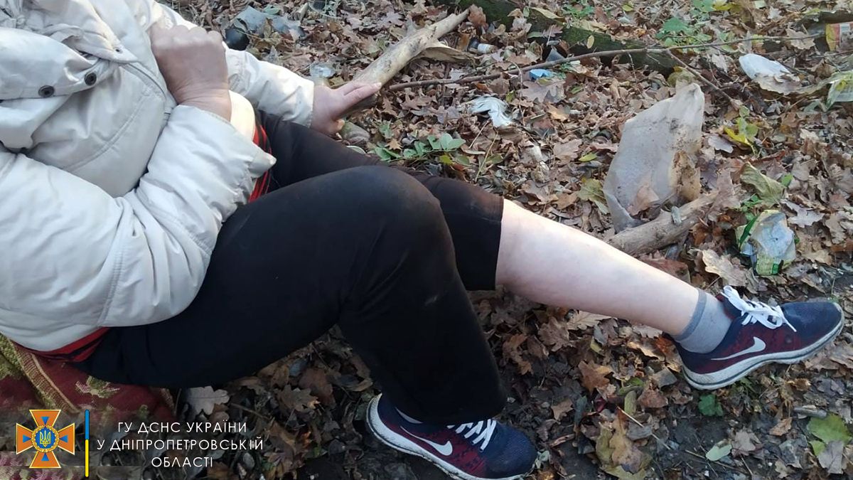 В Днепре женщина упала с крутого склона и сломала ногу: пришлось вызывать спасателей