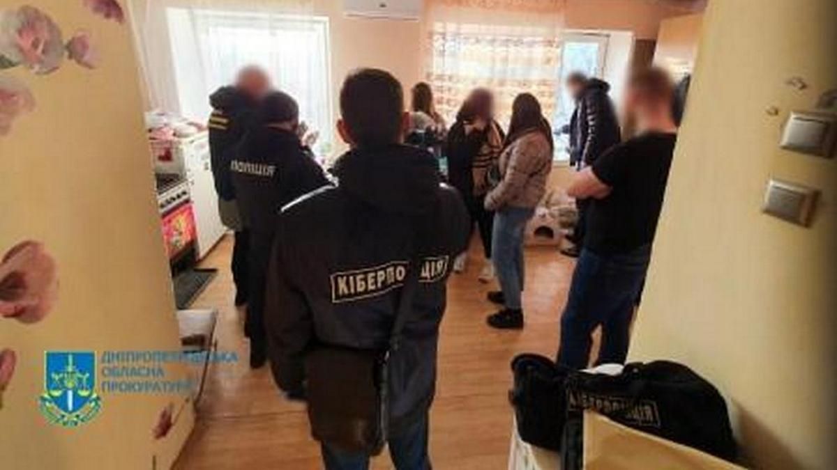 Трое жителей Днепра "заработали" 3 миллиона гривен на продаже в Instagram несуществующей женской одежды