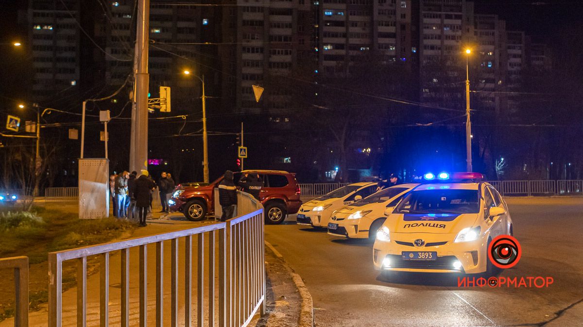 В Днепре на Запорожском шоссе Lexus въехал в ограждение