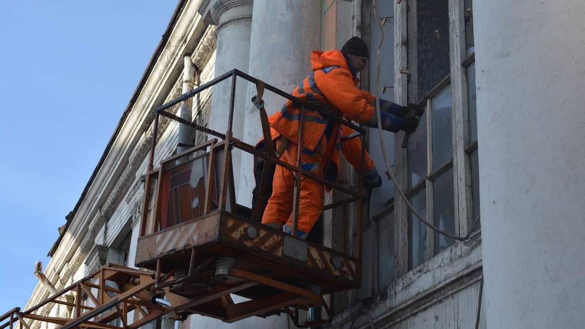 Сняли перед взрывом: как в Днепре демонтировали витражи с Метизного завода