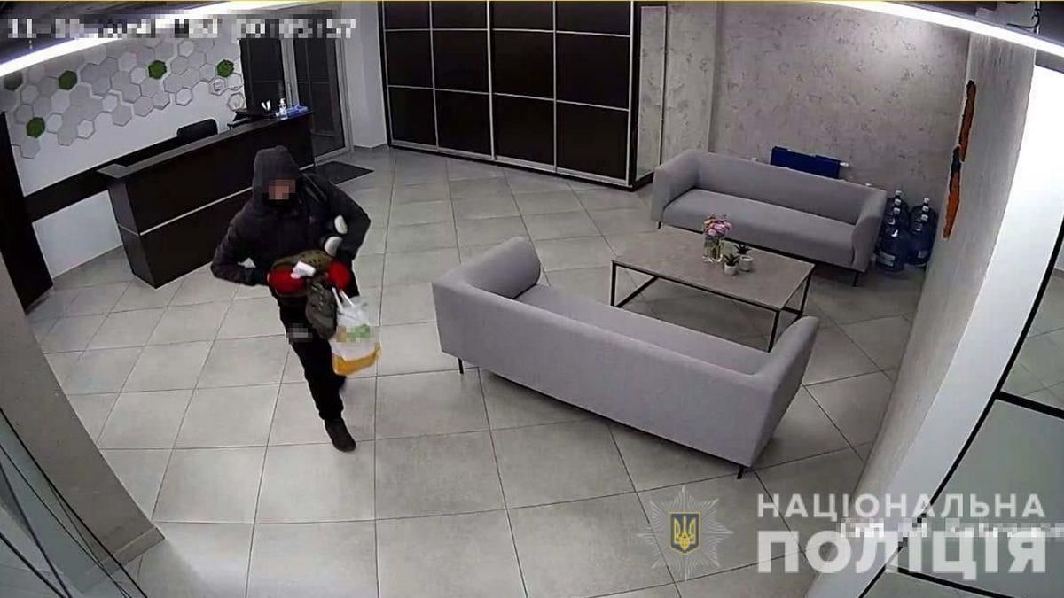 Украли телефоны, ноутбуки и кроссовки: в Днепре двое мужчин обворовали офис и попались на камеры