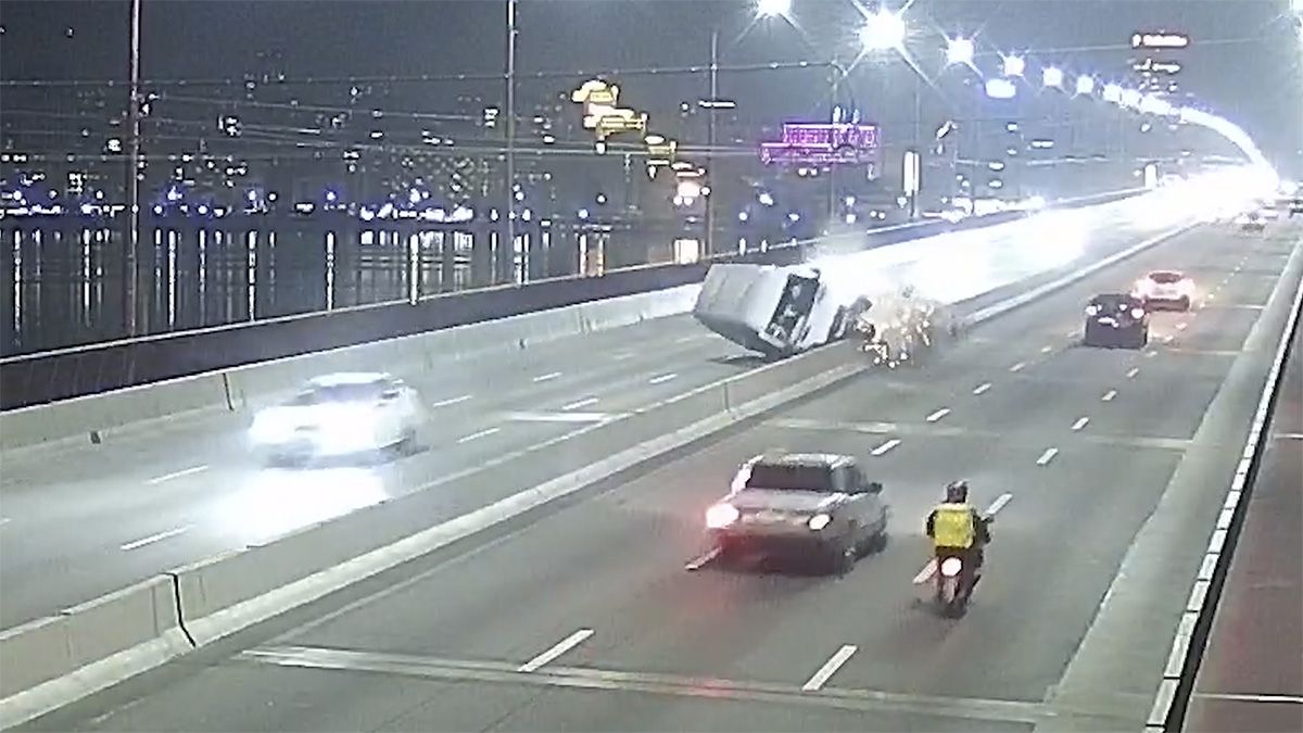 В Днепре на Центральном мосту перевернулся Sprinter: видео момента