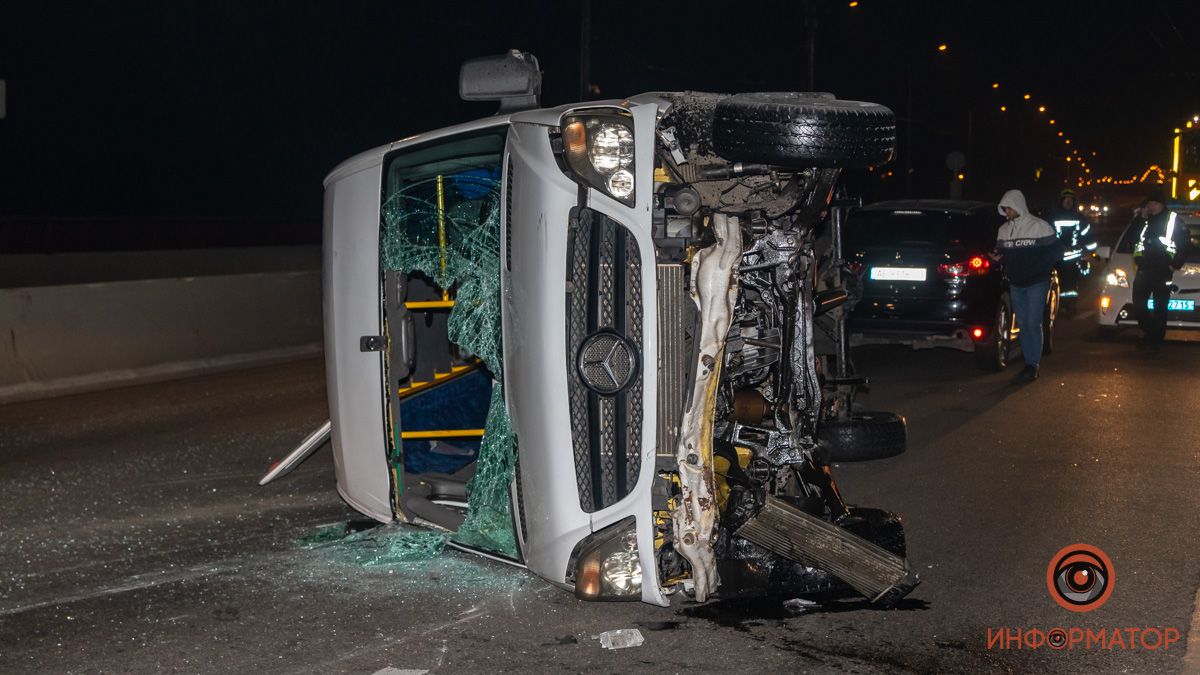 В Днепре на Центральном мосту перевернулся Sprinter: подробности