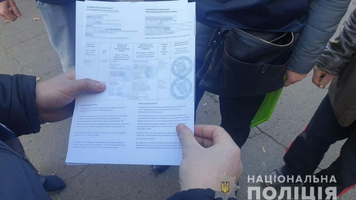 В Кривом Роге мужчина подделывал в своем гараже COVID-сертификаты