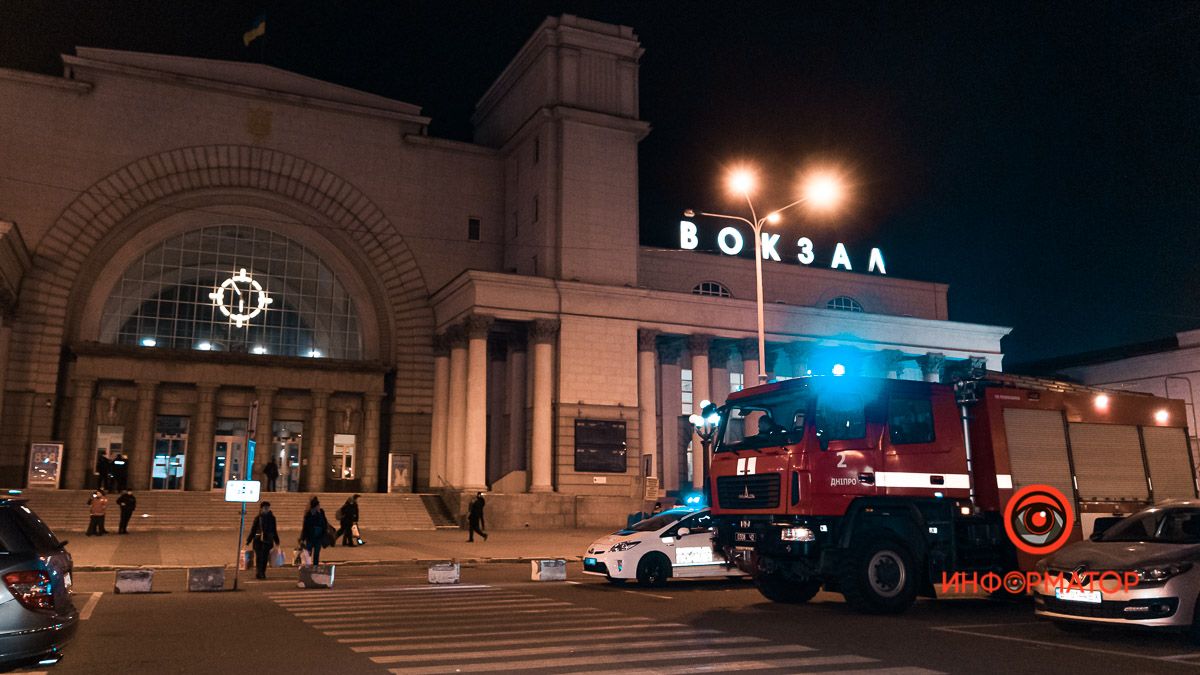 Полиция, скорая и спасатели возле вокзала в Днепре: что произошло