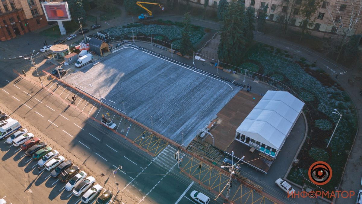 Новый год к нам мчится: в центре Днепра устанавливают каток