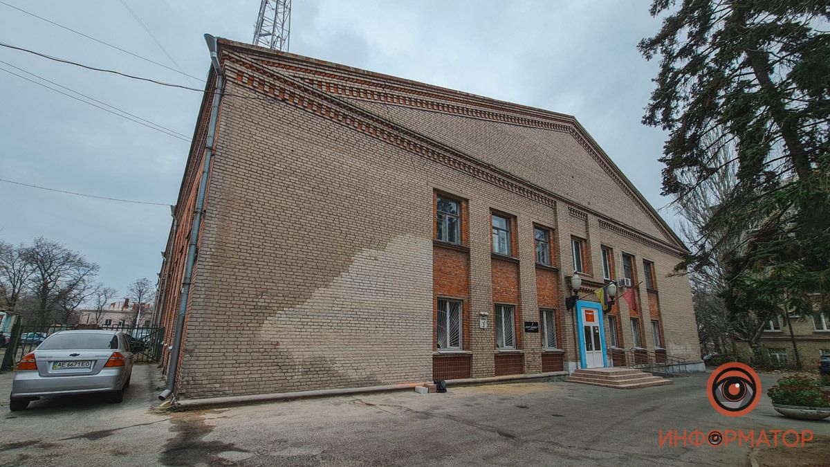 В Днепре на Телевизионной убрали мурал на здании телецентра