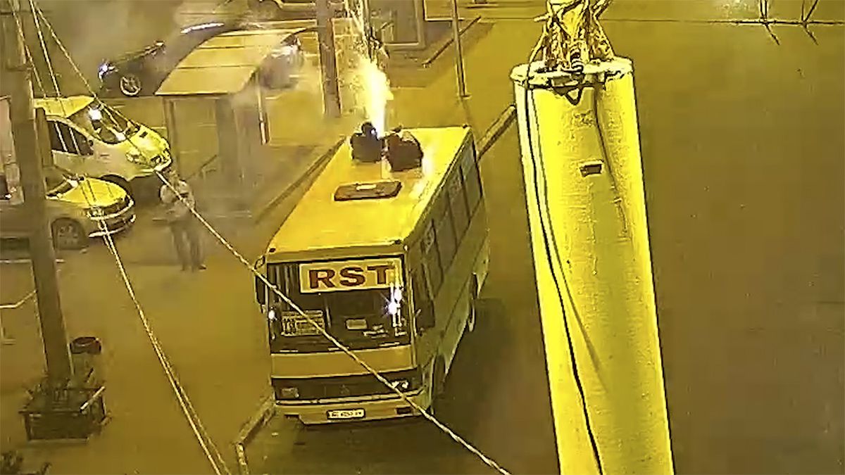 В центре Днепра подростки запустили фейерверк с крыши маршрутки: видео момента